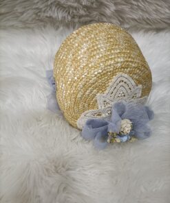 Capota de paja con tul y flores