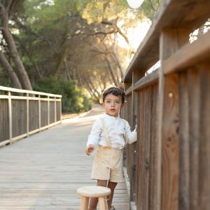 Conjunto niño con tirantes color lino