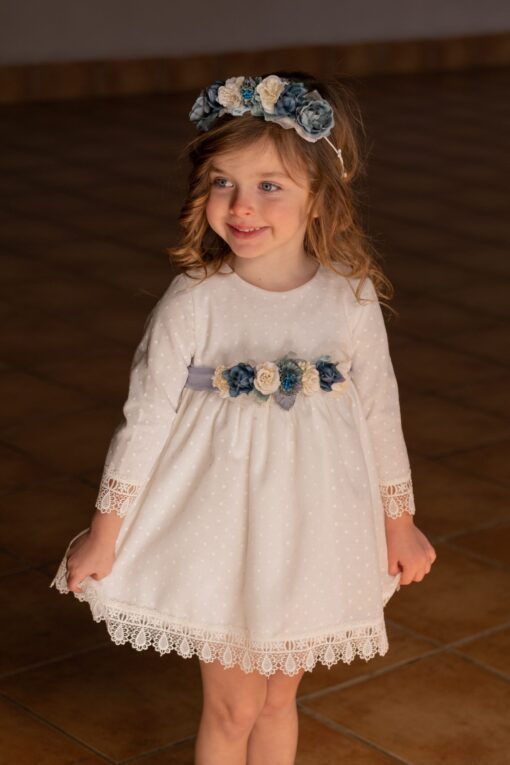 Vestido niña pequeño plumeti blanco abertura, sin el adorno de flores con bragas.
