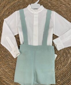 Conjunto pantalon verde empolvado con camisa blanca