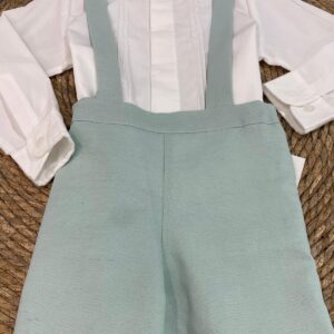 Conjunto pantalon verde empolvado con camisa blanca