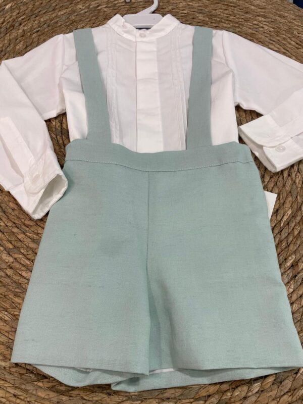 Conjunto pantalon verde empolvado con camisa blanca